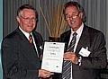 sffv-Präsident Peter F. Bickel (rechts) übergibt Armin Stoll, Direktor Flottenverkauf General Motors Suisse SA, das Certificate, das bestätigt, dass die sffv-Mitglieder Opel zum besten Markenteam gewählt haben.